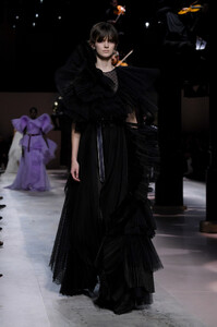 1342497427_GivenchyRunwayParisFashionWeekHauteCouture0h6sfLDPGdzx.thumb.jpg.691f504113db2f9de4fc435977237041.jpg