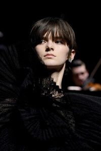 1344050596_GivenchyRunwayParisFashionWeekHauteCouturejNXCaOAj5DAx.thumb.jpg.3269e2550f43f6c98511ac371a21cb4a.jpg