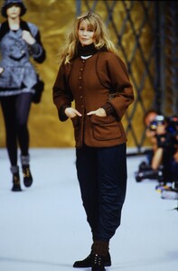 1345260867_chanel-hc-fw-1993(21).thumb.jpg.7f2777892ad4b95cb29a3d5f5e0060f0.jpg