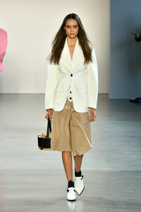 134912012_DamoWangRunwaySeptember2019NewYorkFashionBeBCBRAAYlcx.thumb.jpg.b6a59214f25d8619a3801a671980e827.jpg