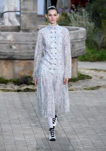 1357427288_ChanelRunwayParisFashionWeekHauteCoutureLc8fUVhnnHbx.thumb.jpg.c06c08c1d6eb571678369d0d3d70a4cb.jpg