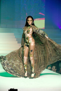 Winnie+Harlow+Jean+Paul+Gaultier+Runway+Paris+F_sN9Rz5SHHx.jpg