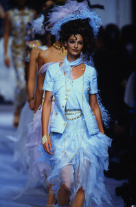 1381678933_chanel-hc-ss-1992(32).thumb.jpg.dc9a6ed6f9f536810e83c3439f00c8bc.jpg