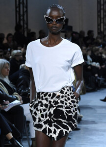 1382412189_AlexandreVauthierRunwayParisFashionWeek7SJ19hrsgvwx.thumb.jpg.4ec50a0653f2e0a496515af572b9573b.jpg