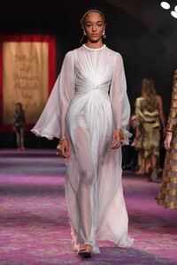 1384966225_DiorRunwayParisFashionWeekHauteCoutureD0xz9kulH4Xx.thumb.jpg.445d20122a1d3c707db898ca5b5787a3.jpg