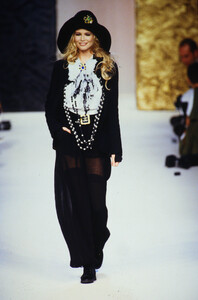 1425023255_chanel-hc-fw-1992(2).thumb.jpg.3f531855a5ef6274fa43b19bdc509446.jpg