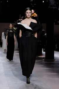 1425052072_GivenchyRunwayParisFashionWeekHauteCoutureZRiSBPZeDs7x.thumb.jpg.0b1cce719c64f04db48db3b6b77171eb.jpg