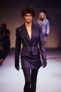 1434820193_azzedine-alaia-fw-1990(41).thumb.jpg.7c6ca3aebdf253f8819e198880e9ea08.jpg