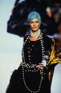 1437749215_chanel-hc-fw-1992(13).thumb.jpg.717ca7f47fe6dd70ee0ec65ead51b07c.jpg