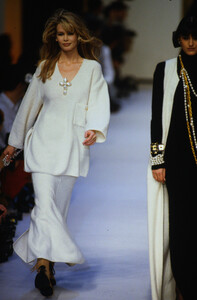 1463278539_chanel-fw-1992(11).thumb.jpg.3da8923d43ffd1a53123c73dcdbae6b2.jpg