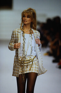 14702164_chanel-hc-ss-1994(8).thumb.jpg.d6959839f787b274585c6f39fb58eef6.jpg