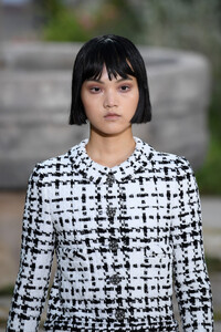 1487913852_ChanelRunwayParisFashionWeekHauteCouturePIAlJitJ6vMx.thumb.jpg.4c8e878b327069610ee4231640e13369.jpg