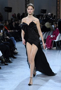 1488859178_AlexandreVauthierRunwayParisFashionWeekyqILTiY4wW1x.thumb.jpg.9cef76dc0d8306c087dcaa371874577c.jpg