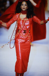 150447194_chanel-fw-1992(7).thumb.jpg.6d167334467840c27ca4916e10a7cf4b.jpg