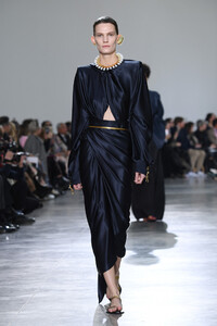 1506354825_SchiaparelliRunwayParisFashionWeekHauteByyGMGf0s-jx.thumb.jpg.b2b559f17d3df3033f44d35e12fe8a5b.jpg