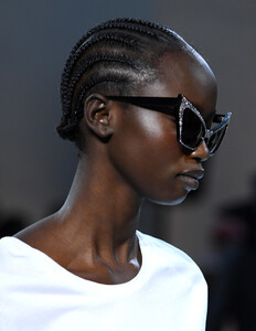 1509766344_AlexandreVauthierRunwayParisFashionWeekBQXBxzHv0Six.thumb.jpg.ce1be0c875c22eb51964bb8e46b3f21f.jpg