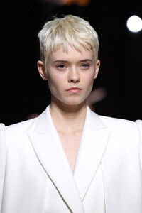 1521632081_GivenchyRunwayParisFashionWeekHauteCoutureyJKVeZF9hKmx.thumb.jpg.94b534b26ddf15f68e1b83d95ddfcecd.jpg