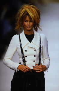 1526664909_chanel-ss-1994(1).thumb.jpg.f00a08108ae1fc4d582c4ff5ea4d85a8.jpg