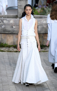 1529997452_ChanelRunwayParisFashionWeekHauteCoutureSW7trSZEiPyx.thumb.jpg.e7459ad6afbcf2ae57d20fd05f0879ad.jpg