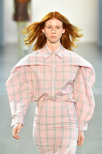 1530900496_DamoWangRunwaySeptember2019NewYorkFashion3A0lKLGMY86x.thumb.jpg.a57a895946137278a9b997639660bfec.jpg