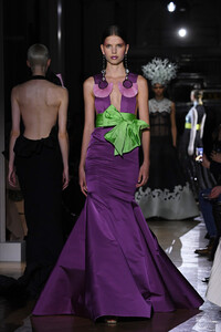 1533064851_ValentinoRunwayParisFashionWeekHautez_lkexF_Eksx.thumb.jpg.b2637b7be01508779ffbdc6505dee705.jpg