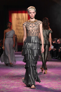 1541133438_DiorRunwayParisFashionWeekHauteCoutureByPLjgRRYeqx.thumb.jpg.8824edf9970f463bb1cbe1ca4943bdc1.jpg