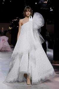 1542634868_GivenchyRunwayParisFashionWeekHauteCoutureY0O8F0jiLx0x.thumb.jpg.91242ac5baa501217b135ef8bf8ce64e.jpg