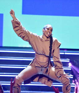 Ciara+Dick+Clark+New+Year+Rockin+Eve+Ryan+UlTyMVS0bjjx.jpg