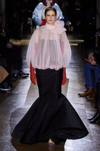 1568338114_ValentinoSpring2020VQoI87qs46gx.thumb.jpg.3104b27dc1ddf171d69ec405e6cc8324.jpg