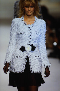 1585583987_chanel-hc-ss-1994(12).thumb.jpg.2940bbd89ad24eb71c56e7bfe42c508b.jpg