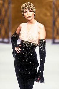 1587324113_Chanel1993HauteCouture275.thumb.jpg.a78105cf3b54e5b1b309aa74a5a4fac4.jpg