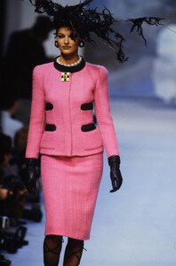 1588200513_chanel-hc-ss-1992(7).thumb.jpg.84ef2c287b3c39ba04b73b5df63ed24d.jpg