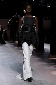 1592558960_GivenchyRunwayParisFashionWeekHauteCouture56KSFi_RidKx.thumb.jpg.5c20beb62e768848148a8bf0adc6b826.jpg