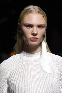 159519786_GivenchyRunwayParisFashionWeekHauteCoutureLqmSzNrLoTqx.thumb.jpg.ea4207cc06504d9045b61c4d04d5a300.jpg