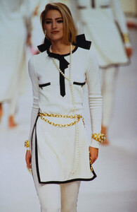 1599467424_chanel-fw-1991(6).thumb.jpg.d774e3920e00be61e3d2bf695aa920bc.jpg