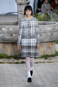 1620711891_ChanelRunwayParisFashionWeekHauteCoutureEIBXKBmws_Rx.thumb.jpg.c35ff242fca4620b8af862af2a99384b.jpg