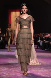1628813751_DiorRunwayParisFashionWeekHauteCoutureKY09-NzEf7Bx.thumb.jpg.addd2f75014ff2f42943216453bb07ec.jpg