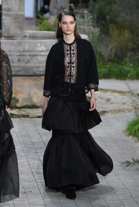 1632587918_ChanelRunwayParisFashionWeekHauteCouturet4tR6GHFlcMx.thumb.jpg.17e28de90c99c7ea9c6111fe6dedfa1a.jpg