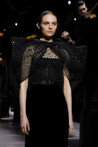 1634718536_GivenchyRunwayParisFashionWeekHauteCouture0mEg9-JNNKFx.thumb.jpg.455e338a0cb619db2848a4ca844b7ffb.jpg