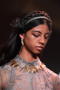 1639162458_DiorRunwayParisFashionWeekHauteCouture_pI-JTTmFW-x.thumb.jpg.ec2f1b5a7841f11e413b59b628df471c.jpg