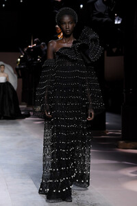 1640570395_GivenchyRunwayParisFashionWeekHauteCouture6kzqwlouOb4x.thumb.jpg.bce674ddbf1a1dba8233610e2c613d49.jpg