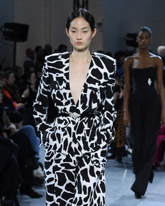 1645051701_AlexandreVauthierRunwayParisFashionWeek5XTvodKq7Z2x.thumb.jpg.994343e83961404cda0059d750c0c377.jpg