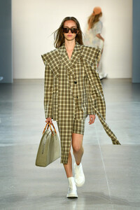 1652067361_DamoWangRunwaySeptember2019NewYorkFashionlKlqH2jzX6tx.thumb.jpg.954cc9b830a6faff31bda4440230e7e1.jpg