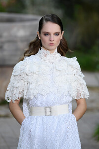 1659949349_ChanelRunwayParisFashionWeekHauteCoutureFF6l9o0MPyWx.thumb.jpg.7155301e00e66bdea7e85af9bd59771f.jpg