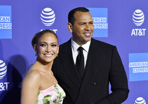 Jennifer+Lopez+31st+Annual+Palm+Springs+International+lQumCXqqMoVx.jpg