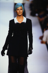 1663654597_chanel-hc-fw-1992(9).thumb.jpg.15b9b85dd9ddc707b343ee6ecf12db1b.jpg