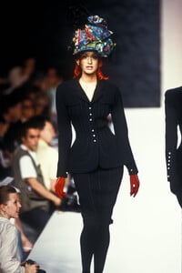 1669805218_Chanel1992HauteCouture125.thumb.jpg.cad0853287fd3d87203352b5018df107.jpg