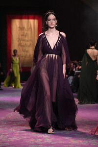 1678333778_DiorRunwayParisFashionWeekHauteCoutureO4KbT0HIGBax.thumb.jpg.3f8bc63b881806b3c73f1b70000c6365.jpg