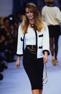 1687859685_chanel-ss-1992(10).thumb.jpg.7e9c86adf446d4ae22b56f106ec805ef.jpg