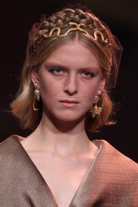 1702275753_DiorRunwayParisFashionWeekHauteCouturetOVyYyQDNiix.thumb.jpg.3dc9f6f6f6515f308ab352524a7564d2.jpg
